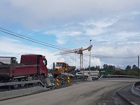 Fv. 556 Hjellestadvegen trafikksikringsprosjekt. Eksisterande veg blir utbedra samt utvida for å gi plass til langsgåande gang - og sykkelveg.